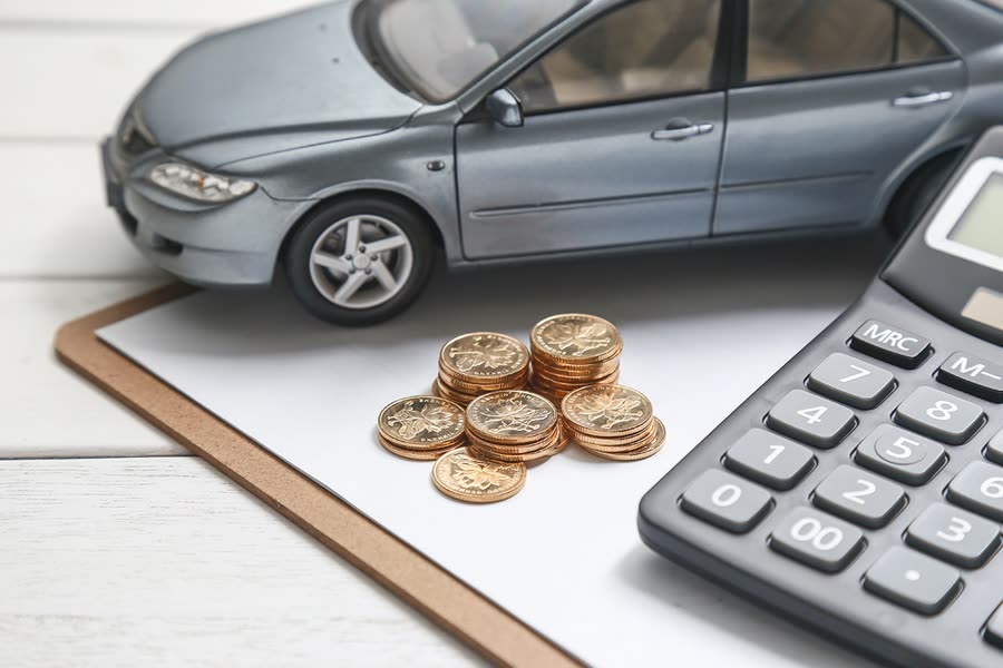 Auto, Münzen und Taschenrechner